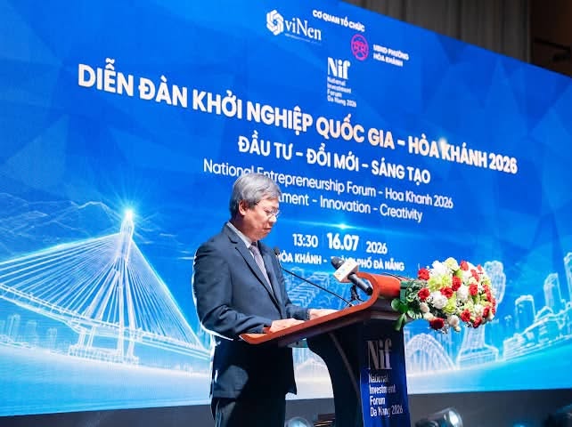 Diễn giả phát biểu tại bục của Diễn đàn Khởi nghiệp Quốc gia