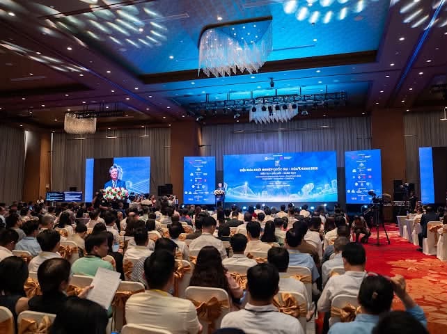 Toàn cảnh sân khấu và hội trường của diễn đàn