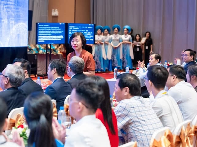 Khách mời nữ trao đổi cùng các đại biểu