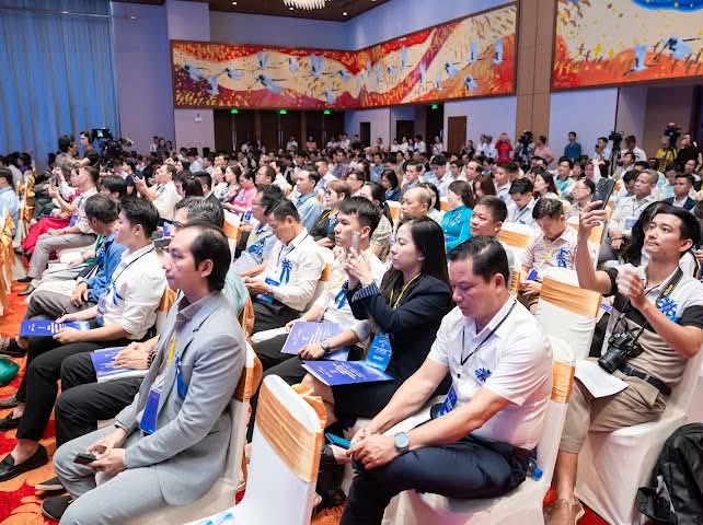 Các đại biểu theo dõi chương trình trong hội trường