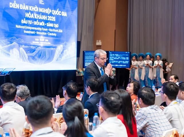 Khách mời quốc tế chào các đại biểu tại sự kiện