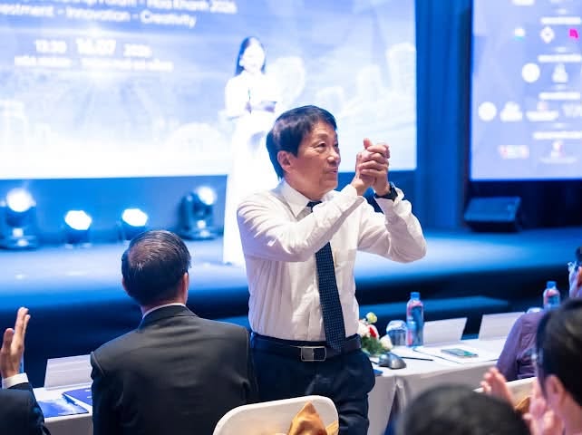 Đại biểu ghi lại khoảnh khắc tại diễn đàn