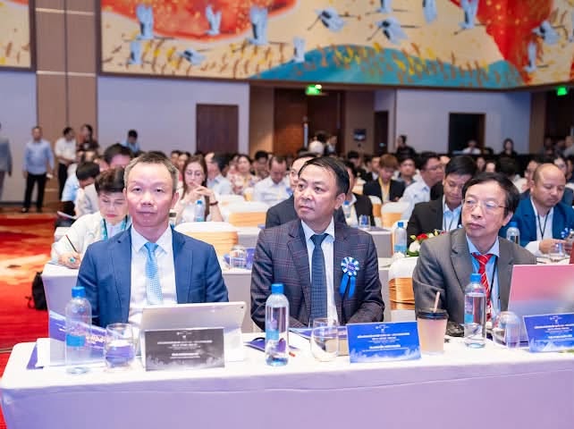 Các đại biểu tại bàn khách mời