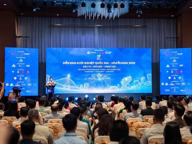 Toàn cảnh sân khấu nhìn từ khu vực khán giả