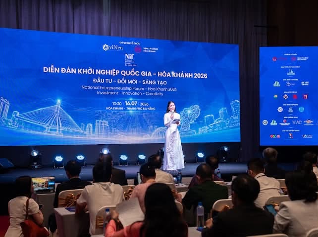 Người dẫn chương trình trên sân khấu diễn đàn