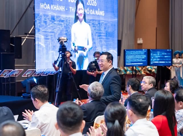 Khách mời giao lưu với đại biểu tại hội trường